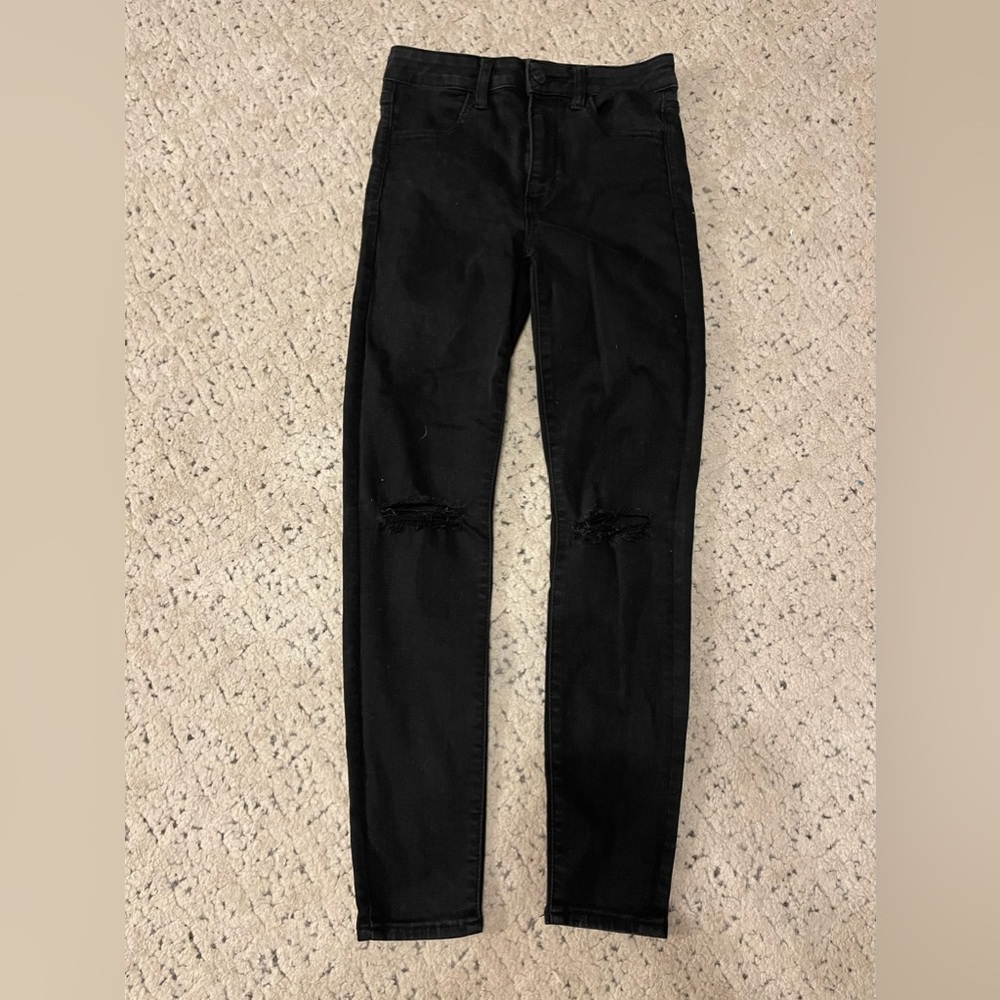 American Eagle size 4 super stretch denim skinny jeans in black.